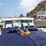 Aloha Jak's Boat ספינת מלון *