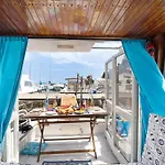 Aloha Jak's Boat Botel