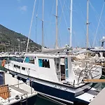 ספינת מלון Aloha Jak's Boat