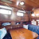 Botel Aloha Jak's Boat *