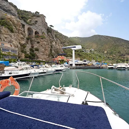 Aloha Jak's Boat Botel Alassio