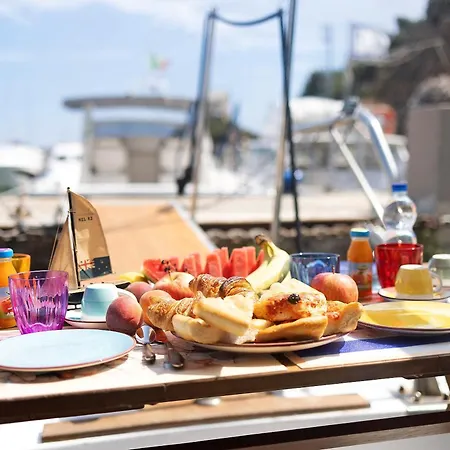 Aloha Jak's Boat Botel Alassio