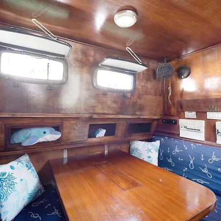 Botel Aloha Jak's Boat *