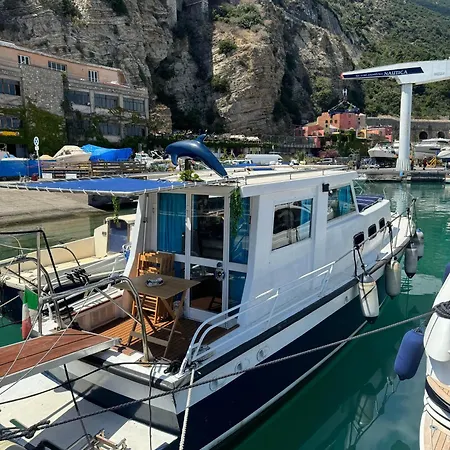 Aloha Jak's Boat Botel Alassio