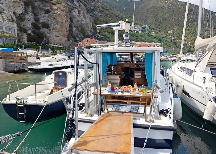 Botel Aloha Jak's Boat *