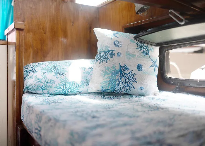 Botel Aloha Jak's Boat