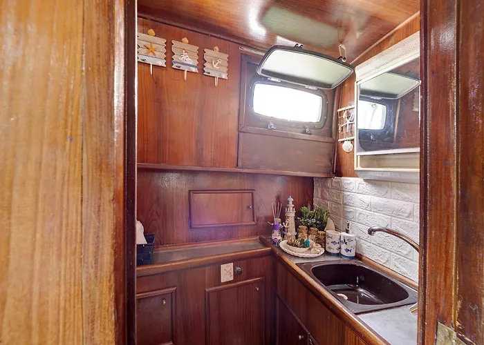 Aloha Jak's Boat Botel *