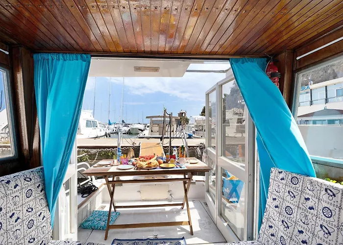 Aloha Jak's Boat Botel