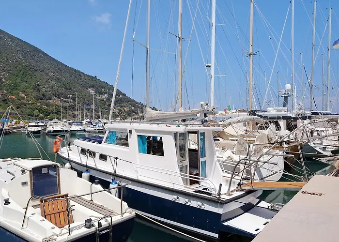 Botel Aloha Jak's Boat