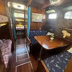 Aloha Jak's Boat 보트호텔 알라시오