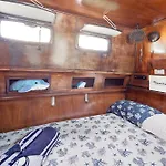 Aloha Jak's Boat Botel