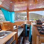 Aloha Jak's Boat Botel *