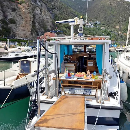 Bådhotel Aloha Jak's Boat *