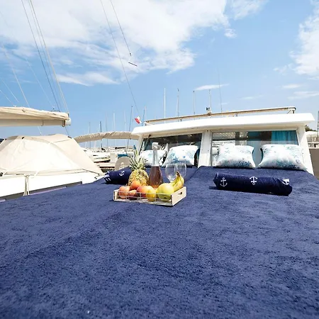 Aloha Jak's Boat 보트호텔