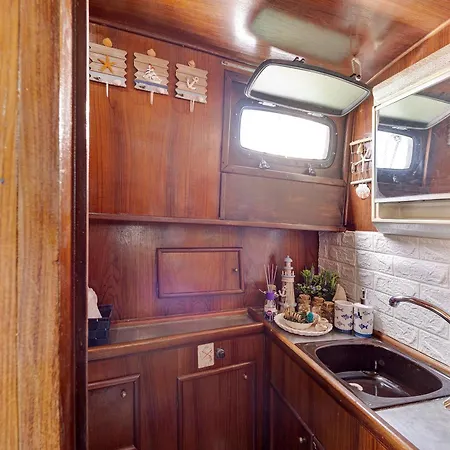 Aloha Jak's Boat Botel *