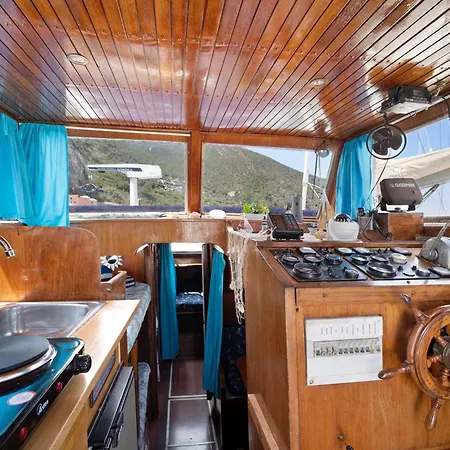 Botel Aloha Jak's Boat