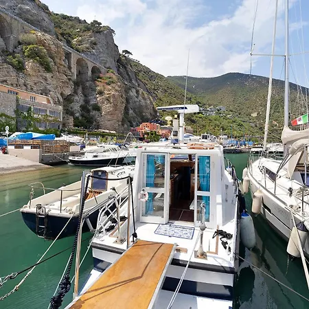 Aloha Jak's Boat Bådhotel