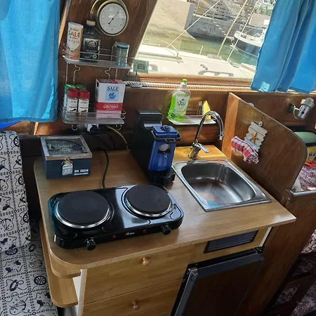 Aloha Jak's Boat Bådhotel Alassio