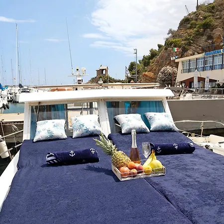 Botel Aloha Jak's Boat Alassio