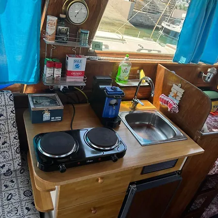 Aloha Jak's Boat Botel