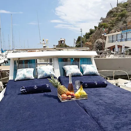 Aloha Jak's Boat Botel Alassio