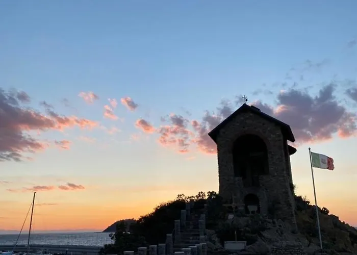 Aloha Jak's Boat Bådhotel Alassio