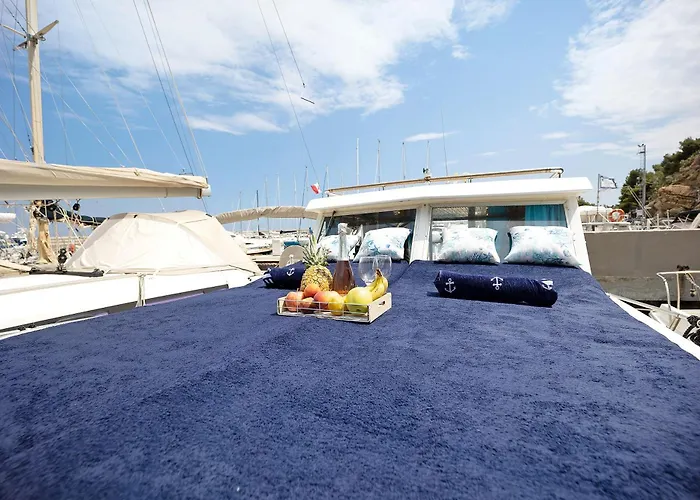 Aloha Jak's Boat Bådhotel