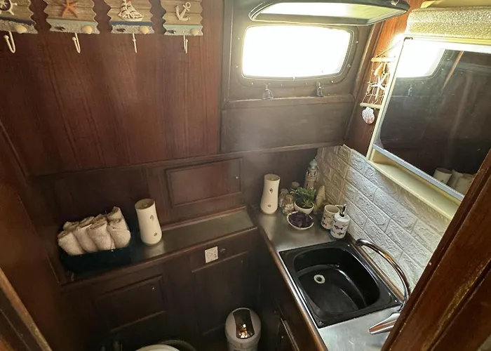 Aloha Jak's Boat Bådhotel *