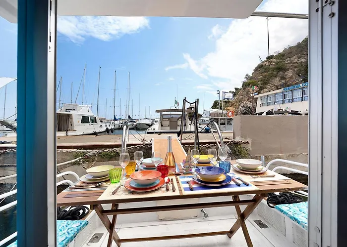 Aloha Jak's Boat Bådhotel